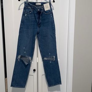Abercrombie & Fitch - Vintage Stretch Denim

Ultra High Rise 90s Straight Jean